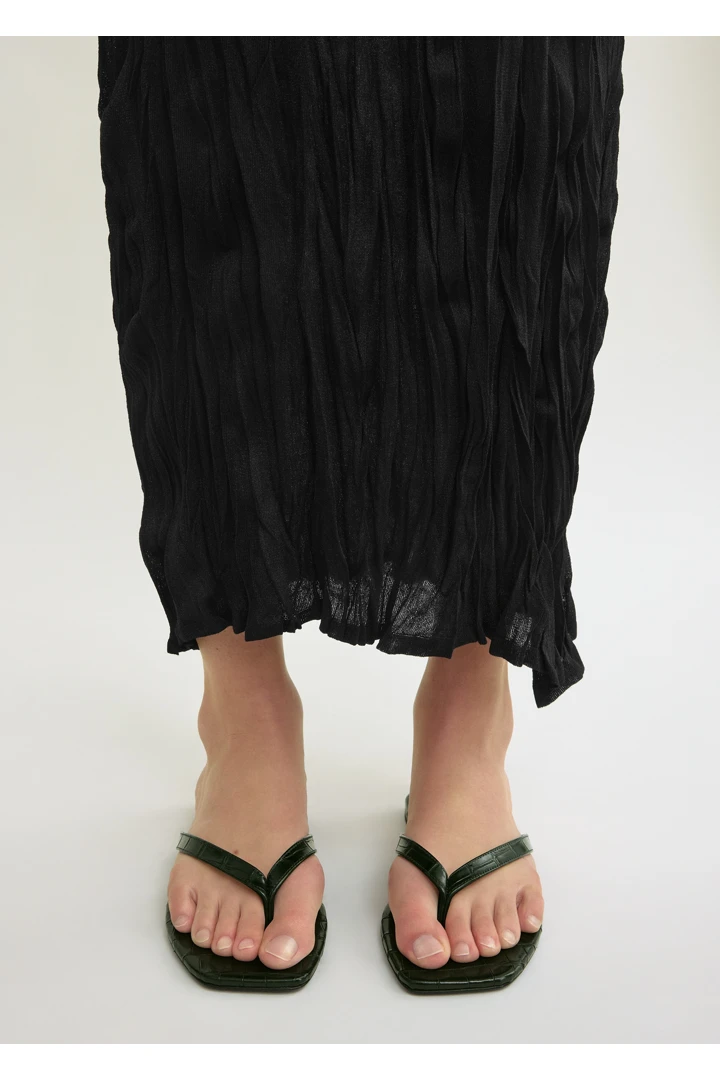 TOTEME 크로커 엠보스드 플립 플랍 다크 그린의 다크 그린컬러 2번쨰 이미지입니다.