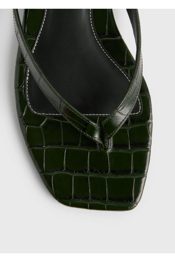 TOTEME 크로커 엠보스드 플립 플랍 다크 그린의 다크 그린컬러 4번쨰 이미지입니다.