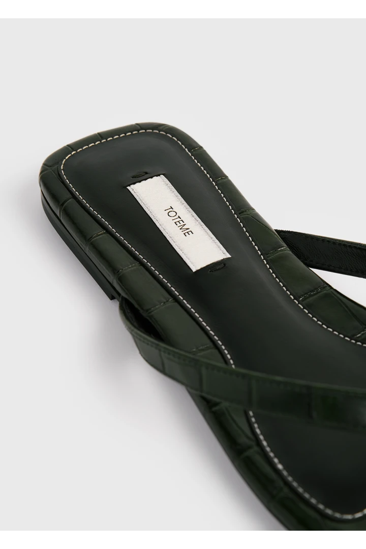 TOTEME 크로커 엠보스드 플립 플랍 다크 그린의 다크 그린컬러 5번쨰 이미지입니다.