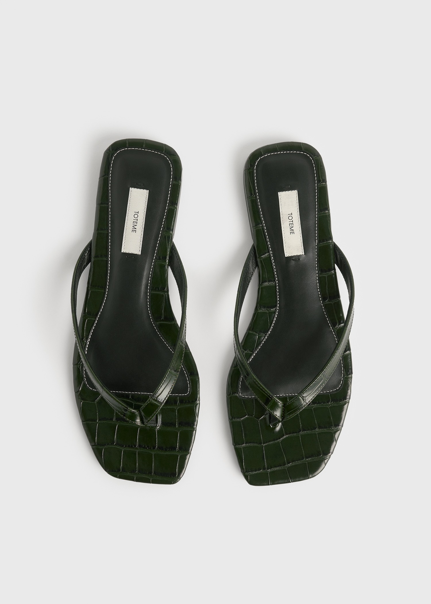 TOTEME 크로커 엠보스드 플립 플랍 다크 그린의 다크 그린컬러 6번쨰 이미지입니다.