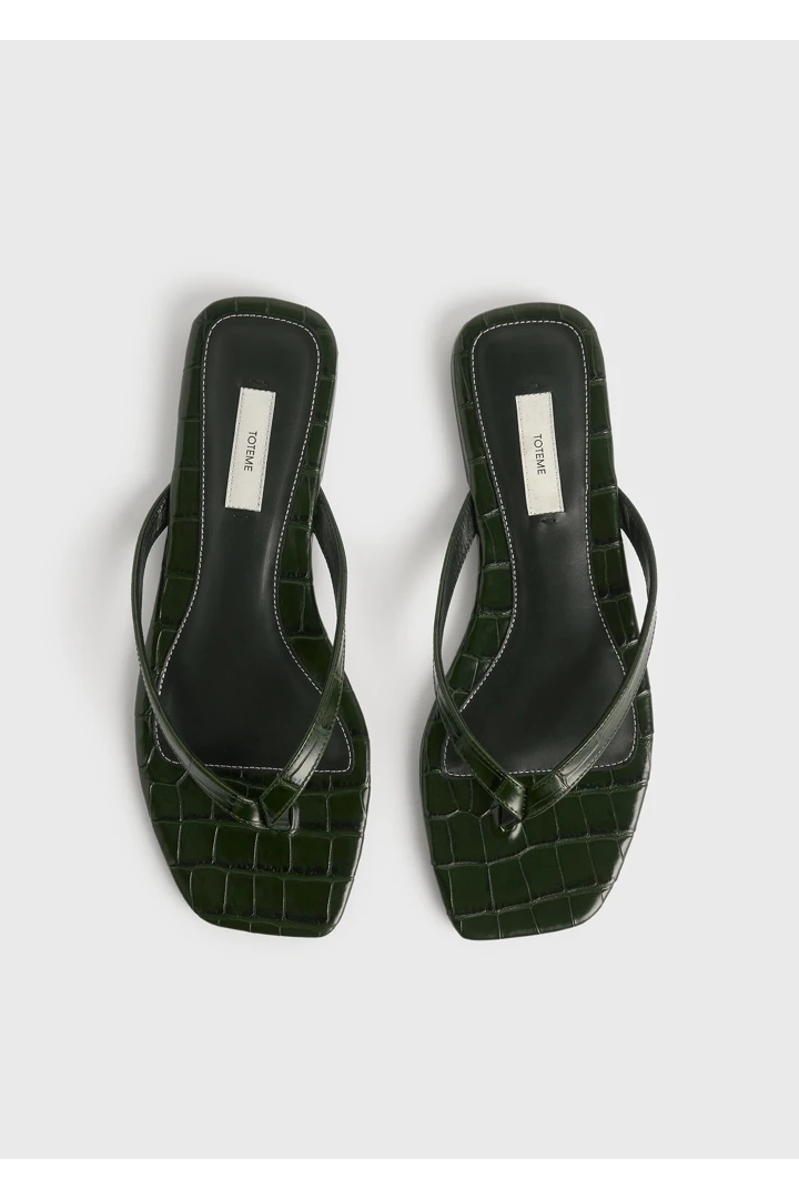 TOTEME 크로커 엠보스드 플립 플랍 다크 그린의 다크 그린컬러 6번쨰 이미지입니다.