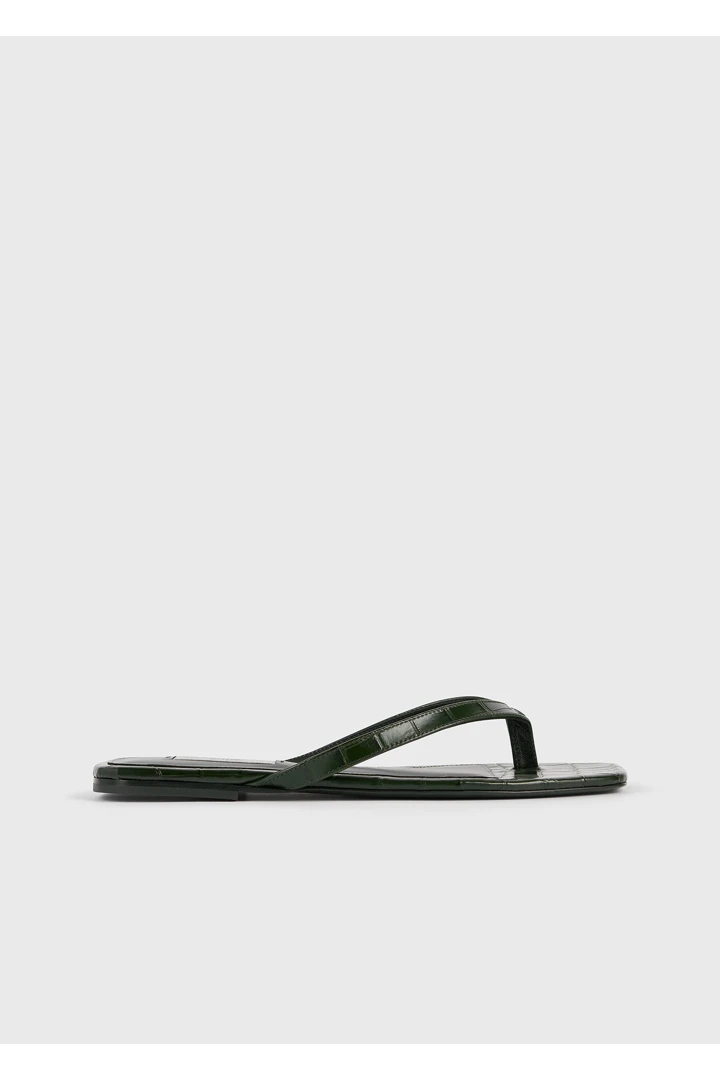TOTEME 크로커 엠보스드 플립 플랍 다크 그린의 다크 그린컬러 7번쨰 이미지입니다.