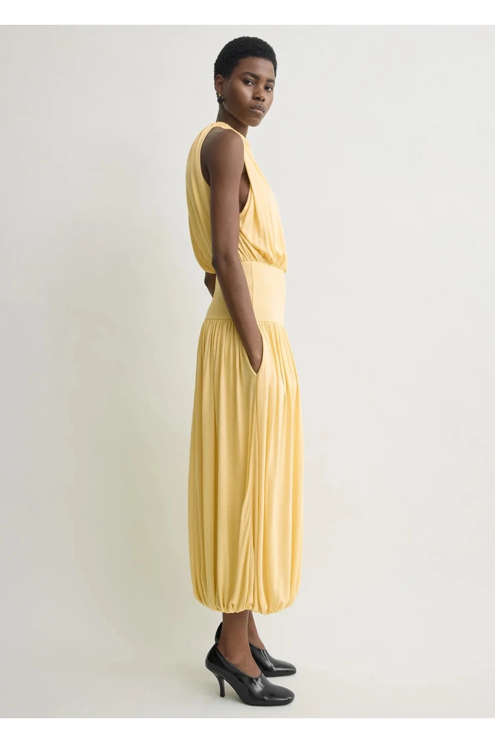 TOTEME 소프트 게더드 드레스 샴페인의 샴페인컬러 1번쨰 이미지입니다.