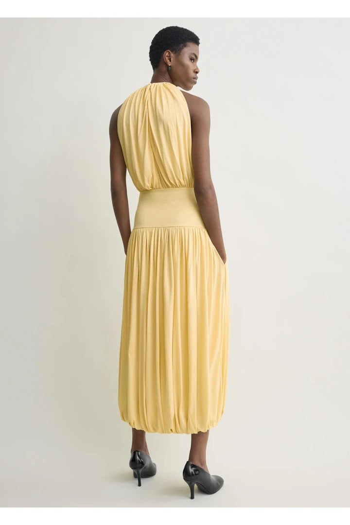 TOTEME 소프트 게더드 드레스 샴페인의 샴페인컬러 2번쨰 이미지입니다.