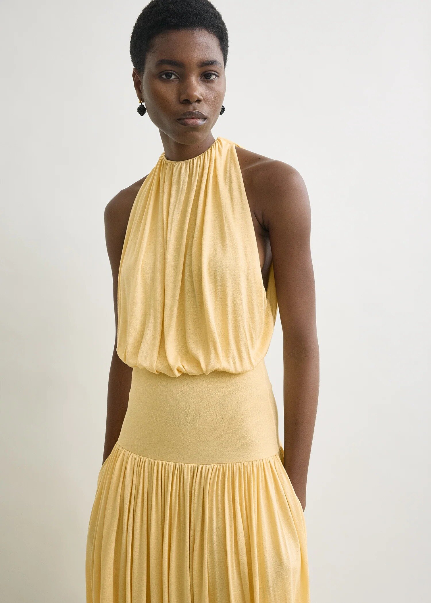 TOTEME 소프트 게더드 드레스 샴페인의 샴페인컬러 3번쨰 이미지입니다.