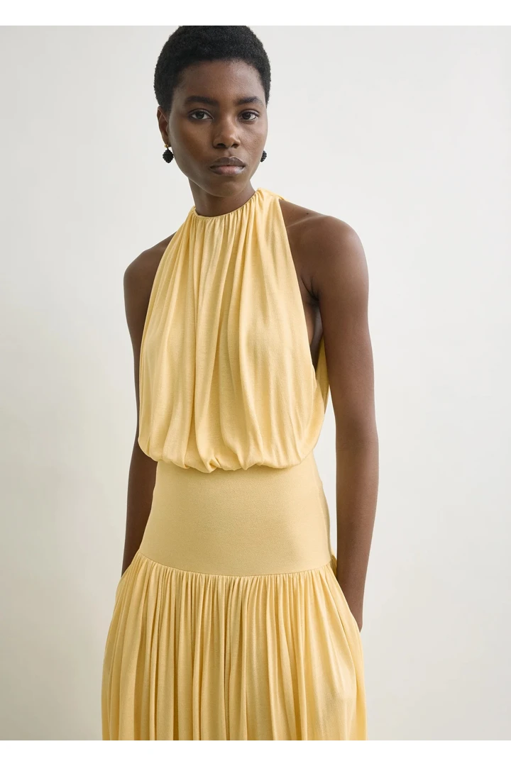 TOTEME 소프트 게더드 드레스 샴페인의 샴페인컬러 3번쨰 이미지입니다.