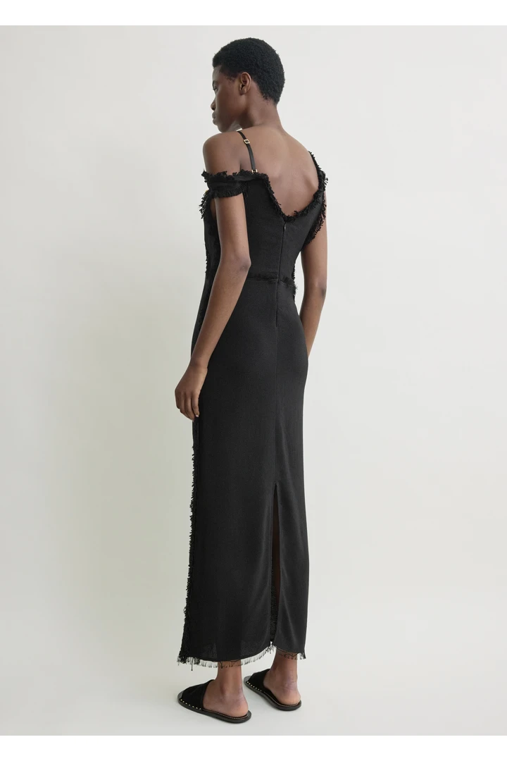 TOTEME 브이넥 로 슬립 드레스 블랙의 블랙컬러 2번쨰 이미지입니다.