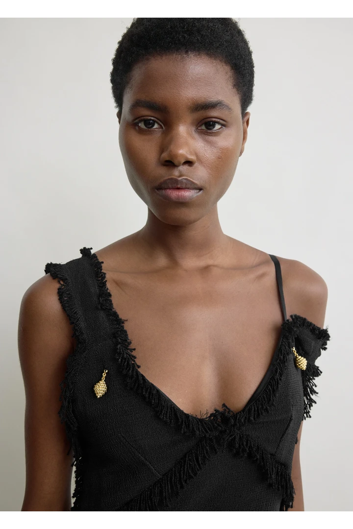 TOTEME 브이넥 로 슬립 드레스 블랙의 블랙컬러 3번쨰 이미지입니다.