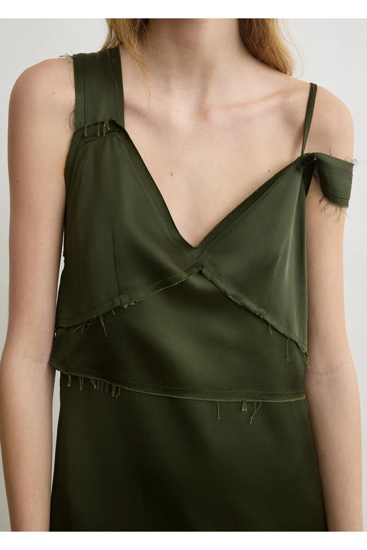 TOTEME 브이넥 슬립 드레스 보틀 그린의 보틀 그린컬러 3번쨰 이미지입니다.