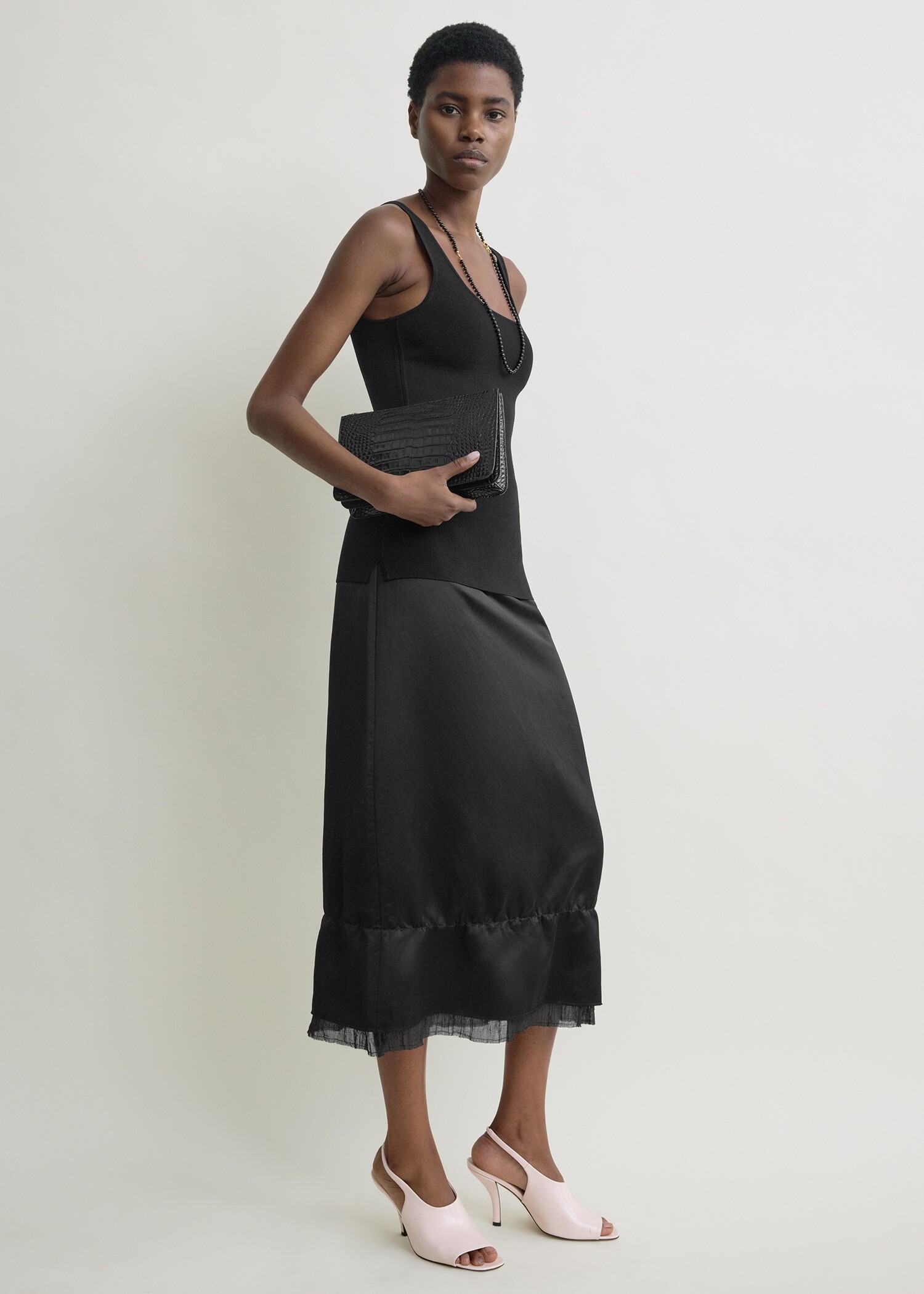 TOTEME 레이어드 새틴 스커트 블랙의 블랙컬러 1번쨰 이미지입니다.