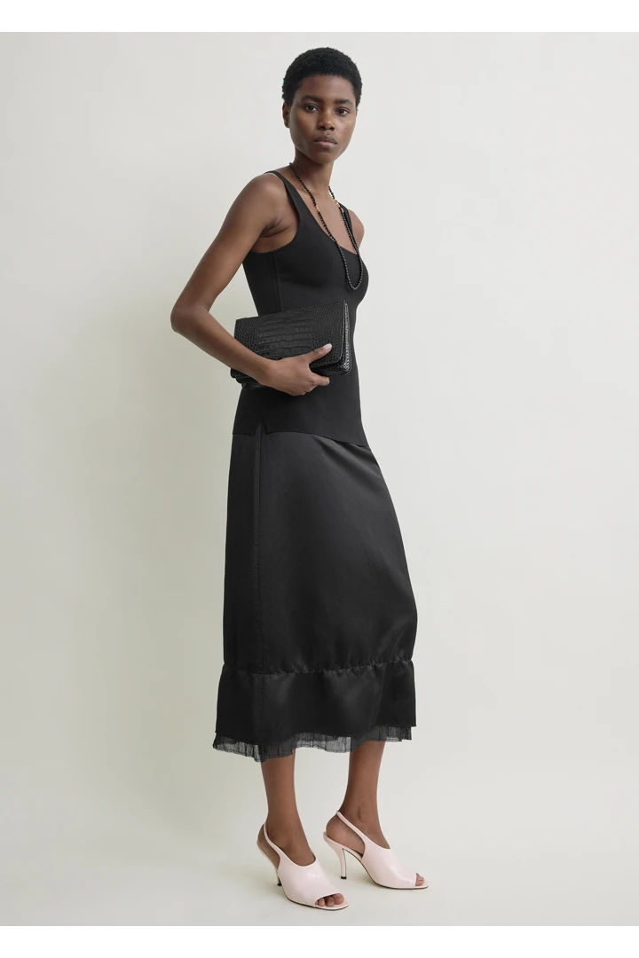 TOTEME 레이어드 새틴 스커트 블랙의 블랙컬러 1번쨰 이미지입니다.