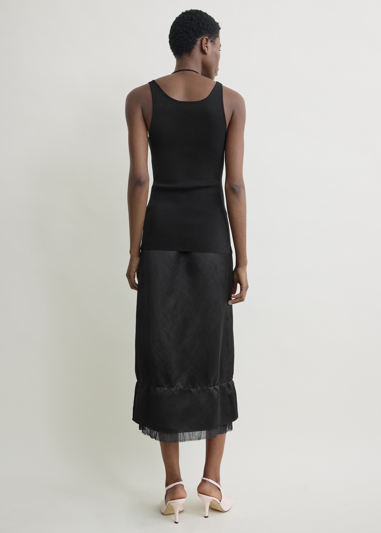 TOTEME 레이어드 새틴 스커트 블랙의 블랙컬러 2번쨰 이미지입니다.