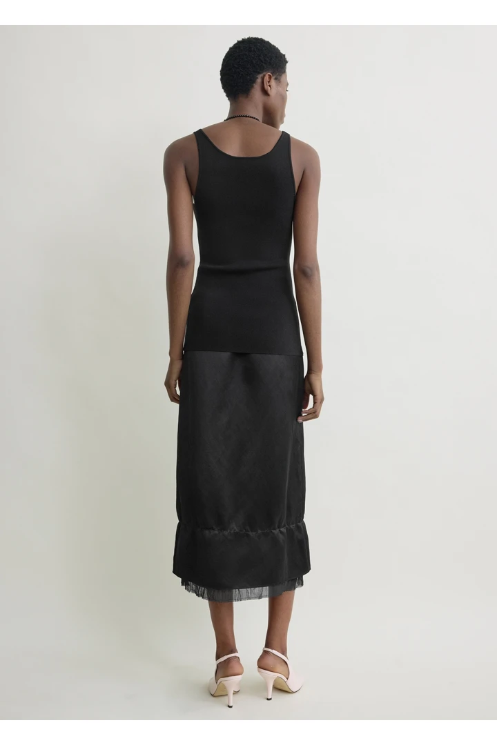 TOTEME 레이어드 새틴 스커트 블랙의 블랙컬러 2번쨰 이미지입니다.