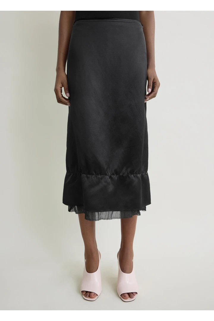 TOTEME 레이어드 새틴 스커트 블랙의 블랙컬러 3번쨰 이미지입니다.