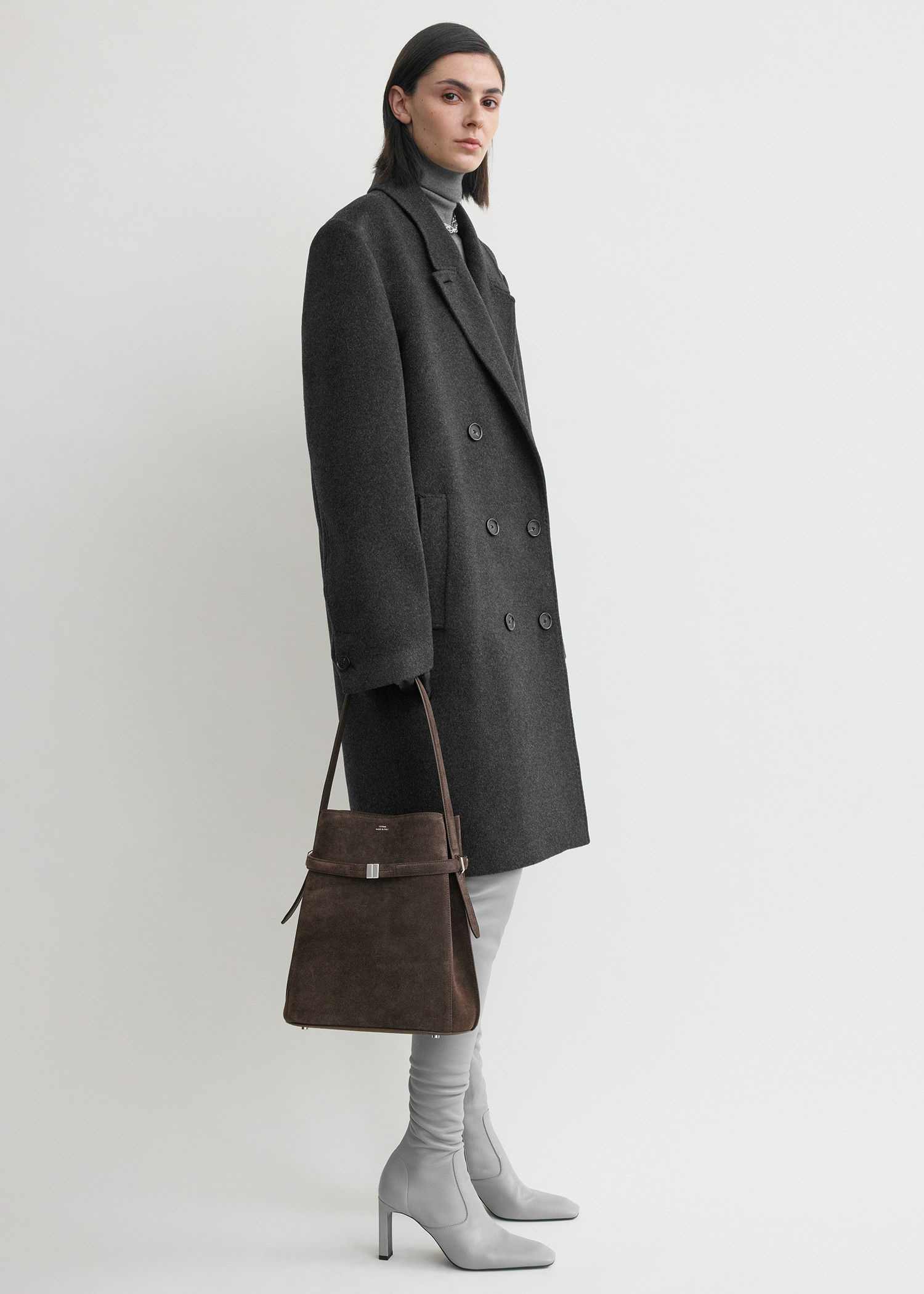 TOTEME 벨티드 스웨이드 버킷 백 브라운의 브라운컬러 1번쨰 이미지입니다.