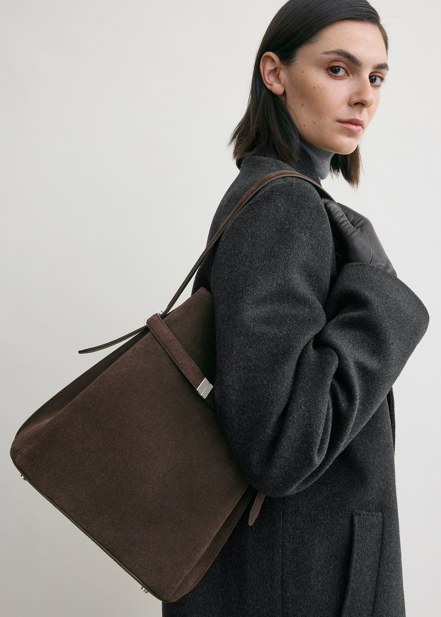 TOTEME 벨티드 스웨이드 버킷 백 브라운의 브라운컬러 2번쨰 이미지입니다.