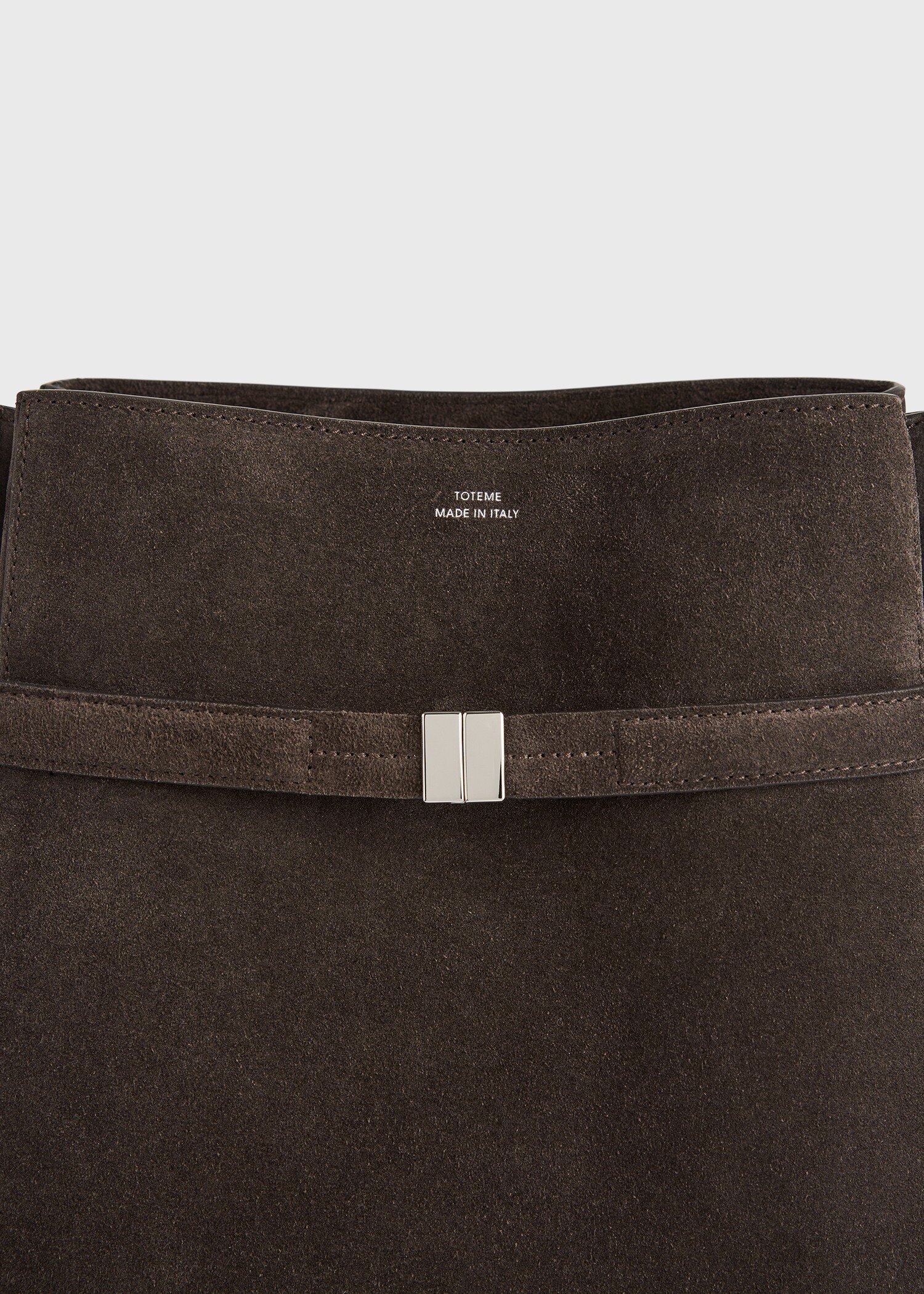 TOTEME 벨티드 스웨이드 버킷 백 브라운의 브라운컬러 3번쨰 이미지입니다.