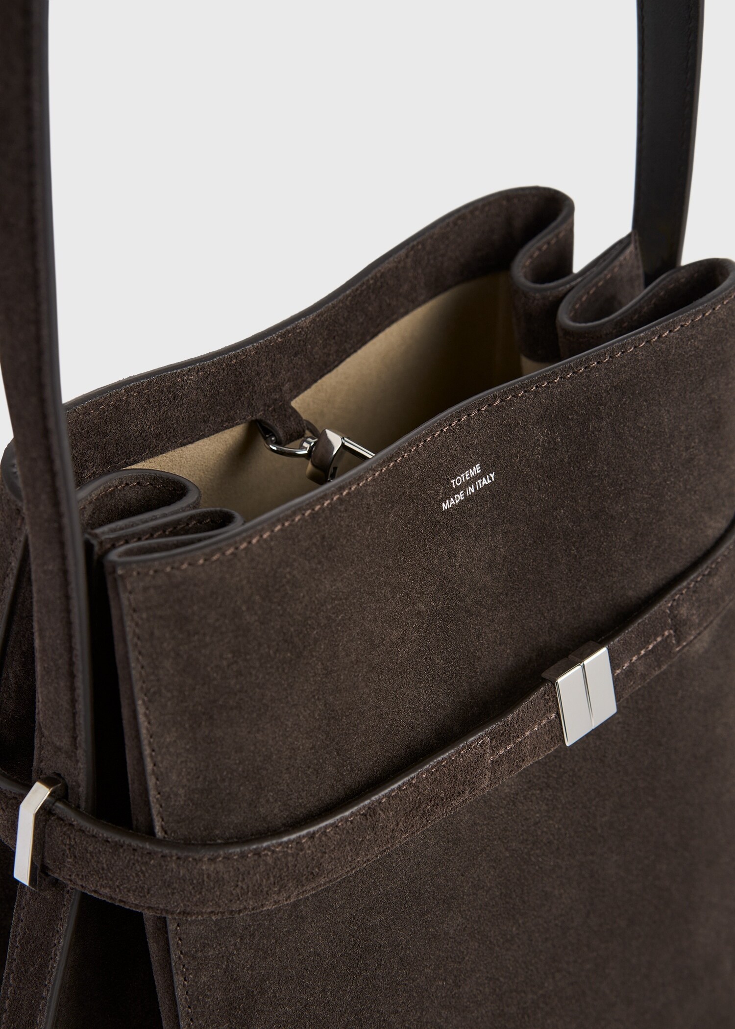 TOTEME 벨티드 스웨이드 버킷 백 브라운의 브라운컬러 5번쨰 이미지입니다.