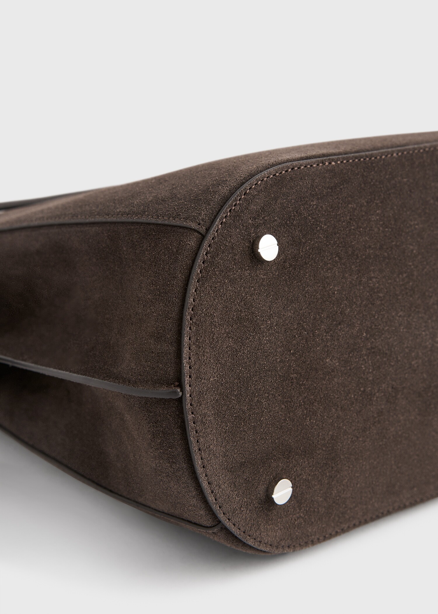 TOTEME 벨티드 스웨이드 버킷 백 브라운의 브라운컬러 6번쨰 이미지입니다.