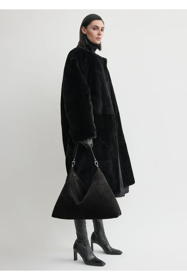 TOTEME 베벨 스웨이드 백 블랙의 블랙컬러 1번쨰 이미지입니다.