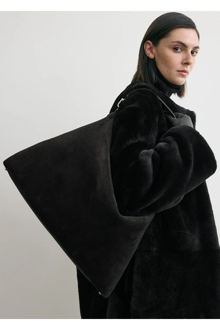 TOTEME 베벨 스웨이드 백 블랙의 블랙컬러 2번쨰 이미지입니다.