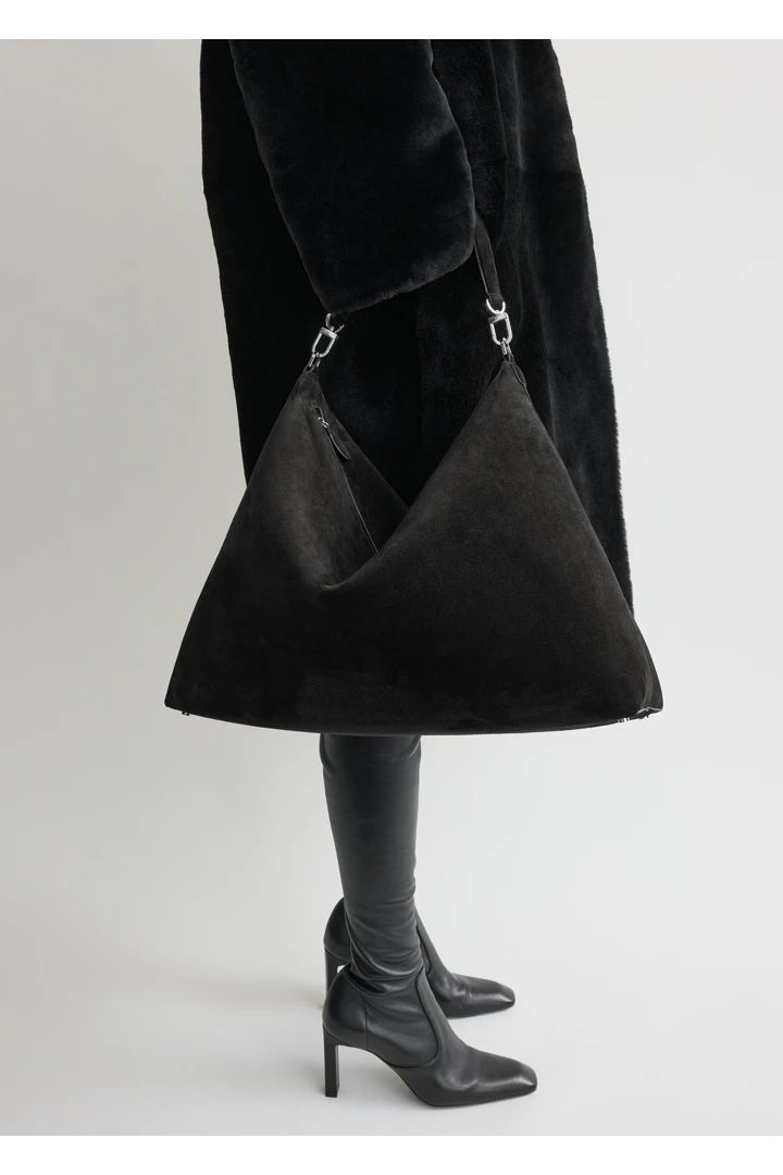 TOTEME 베벨 스웨이드 백 블랙의 블랙컬러 3번쨰 이미지입니다.