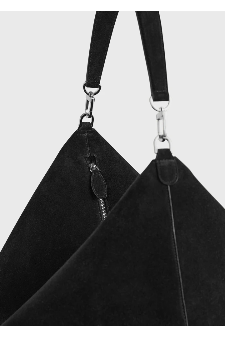 TOTEME 베벨 스웨이드 백 블랙의 블랙컬러 4번쨰 이미지입니다.