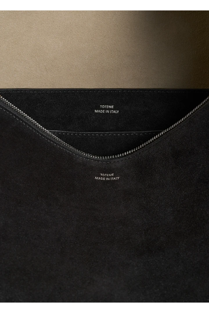 TOTEME 베벨 스웨이드 백 블랙의 블랙컬러 5번쨰 이미지입니다.