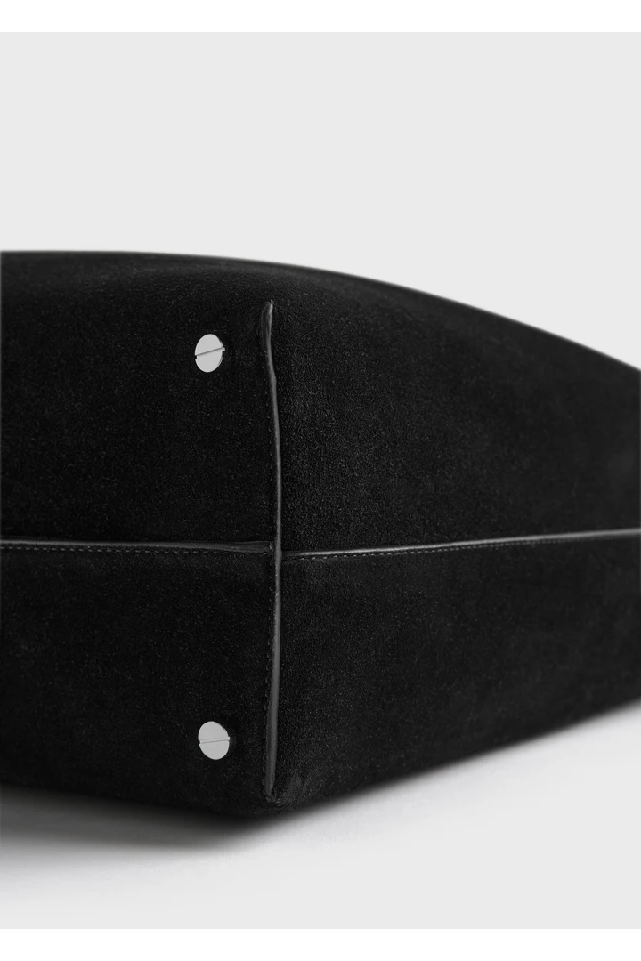 TOTEME 베벨 스웨이드 백 블랙의 블랙컬러 6번쨰 이미지입니다.