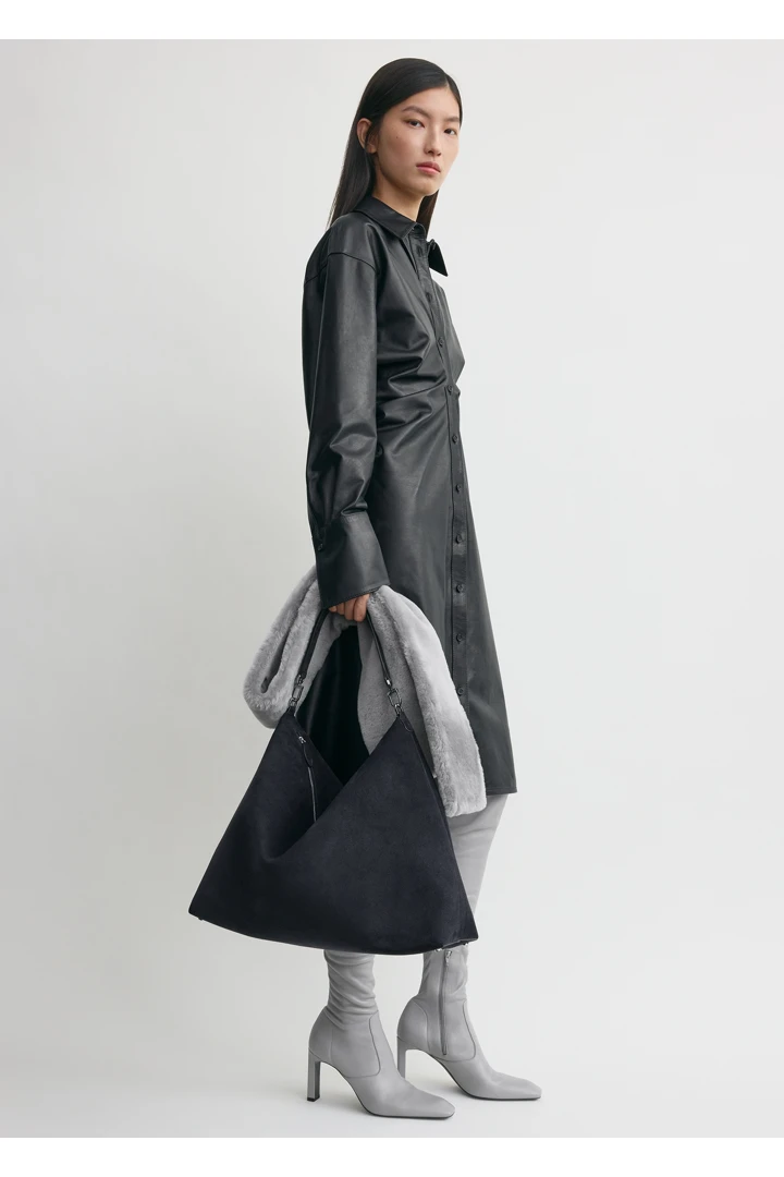 TOTEME 베벨 스웨이드 백 네이비의 네이비컬러 1번쨰 이미지입니다.