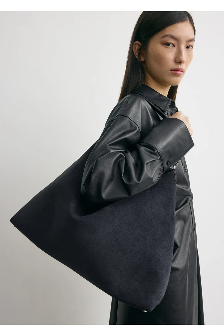 TOTEME 베벨 스웨이드 백 네이비의 네이비컬러 2번쨰 이미지입니다.