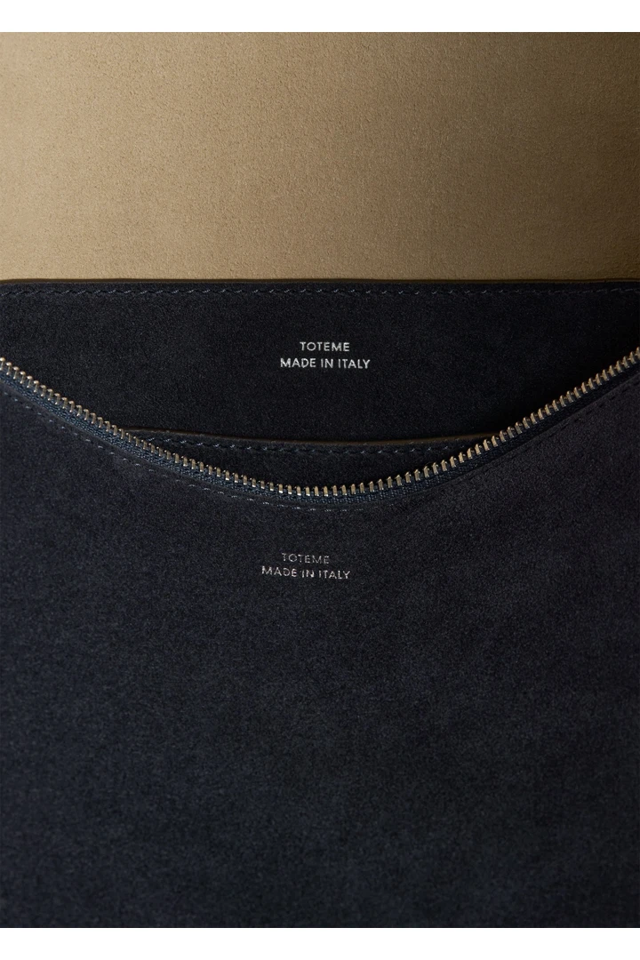 TOTEME 베벨 스웨이드 백 네이비의 네이비컬러 3번쨰 이미지입니다.