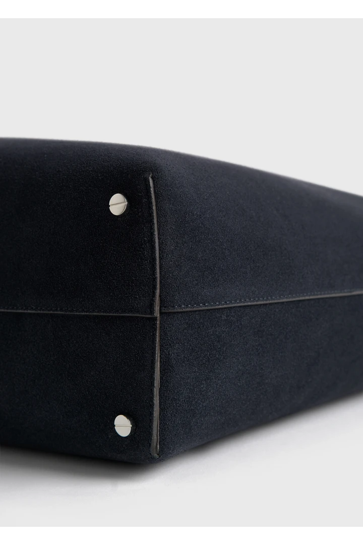 TOTEME 베벨 스웨이드 백 네이비의 네이비컬러 4번쨰 이미지입니다.