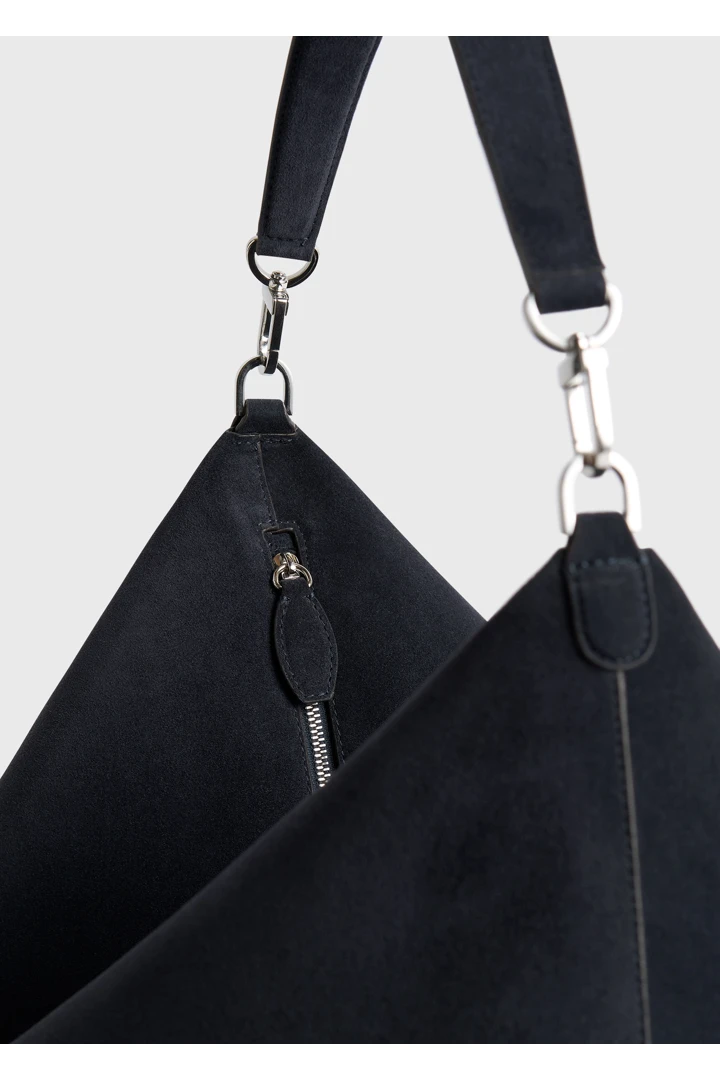 TOTEME 베벨 스웨이드 백 네이비의 네이비컬러 5번쨰 이미지입니다.