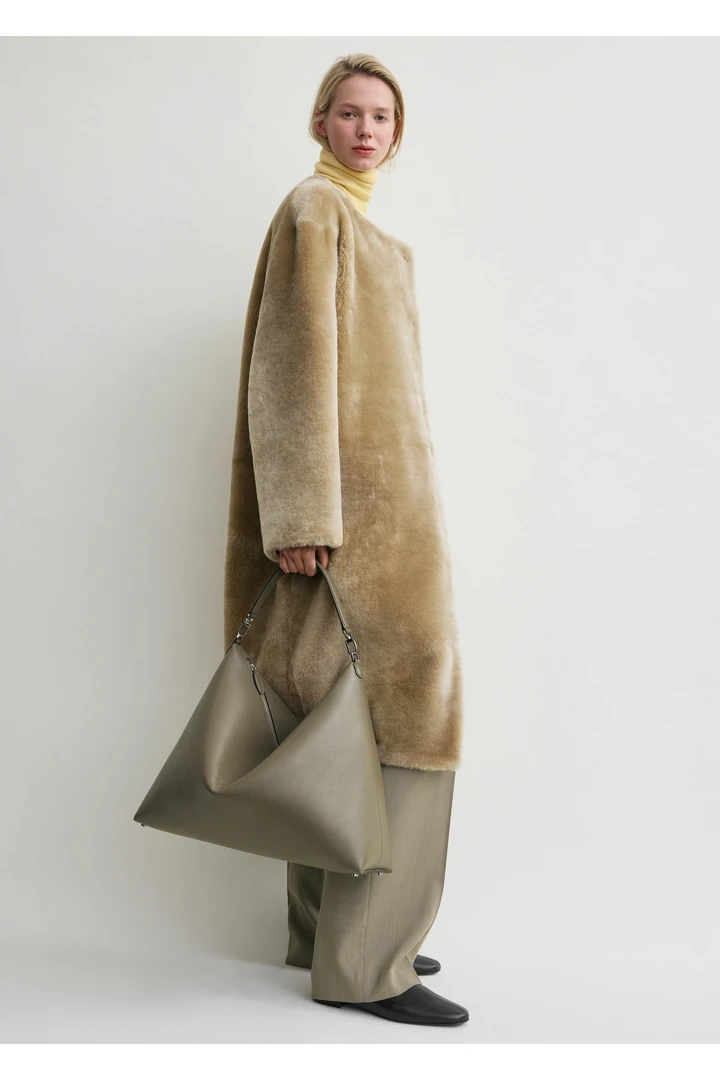 TOTEME 베벨 레더 백 토프의 토프컬러 1번쨰 이미지입니다.