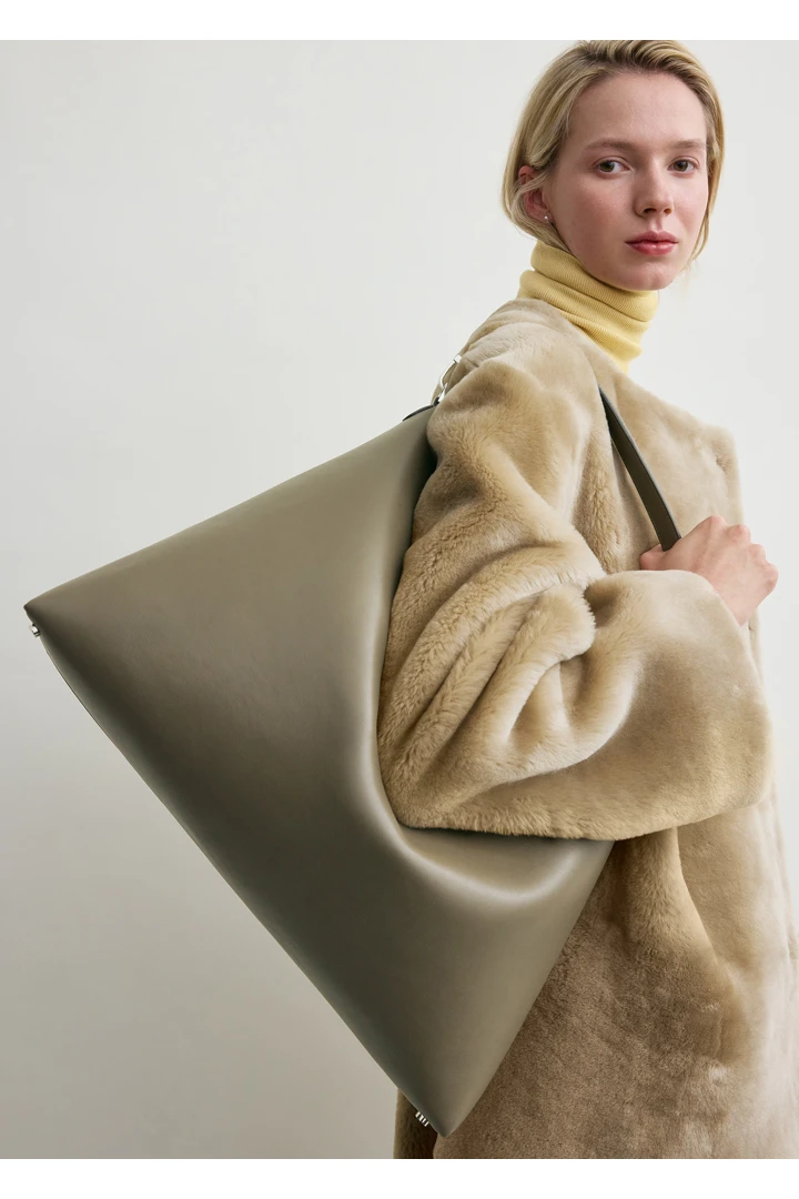 TOTEME 베벨 레더 백 토프의 토프컬러 2번쨰 이미지입니다.