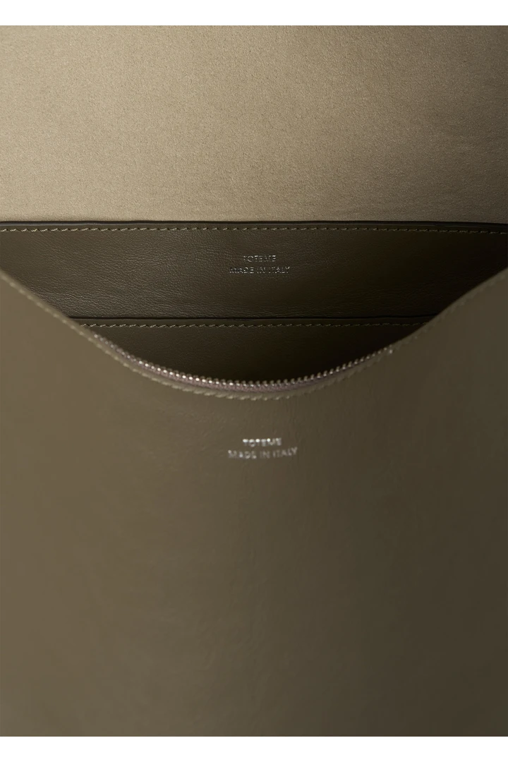 TOTEME 베벨 레더 백 토프의 토프컬러 3번쨰 이미지입니다.
