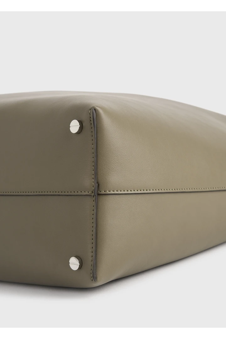 TOTEME 베벨 레더 백 토프의 토프컬러 4번쨰 이미지입니다.