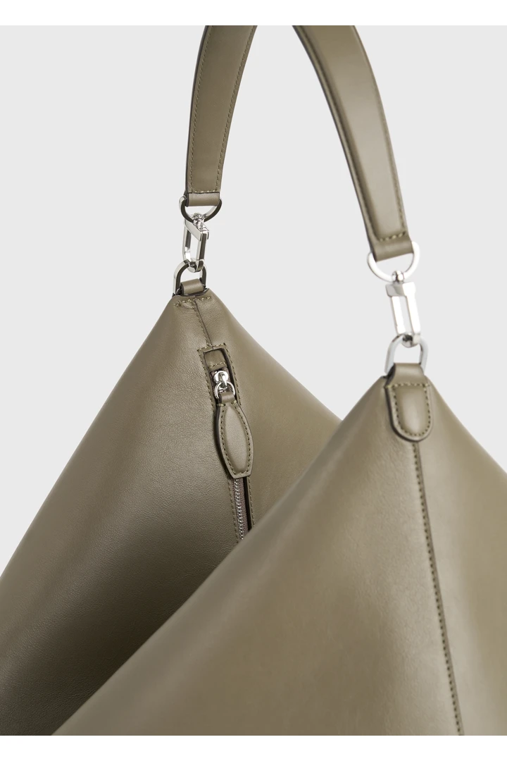 TOTEME 베벨 레더 백 토프의 토프컬러 5번쨰 이미지입니다.