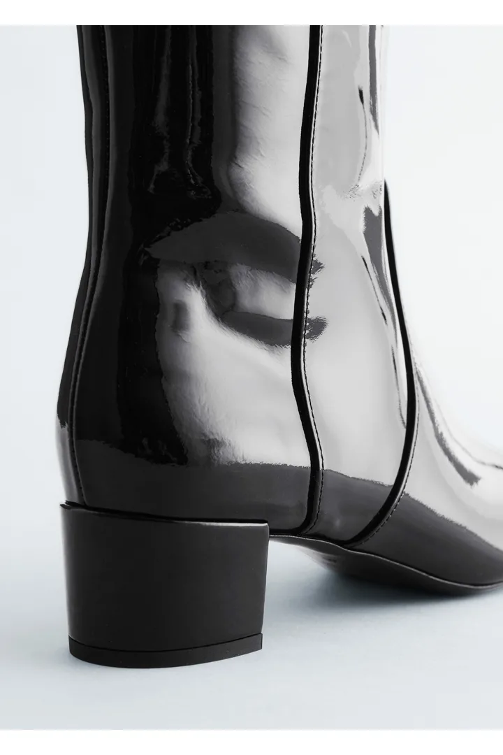 앤아더스토리즈 힐 레더 니 부츠의 블랙 페이턴트컬러 Product입니다.