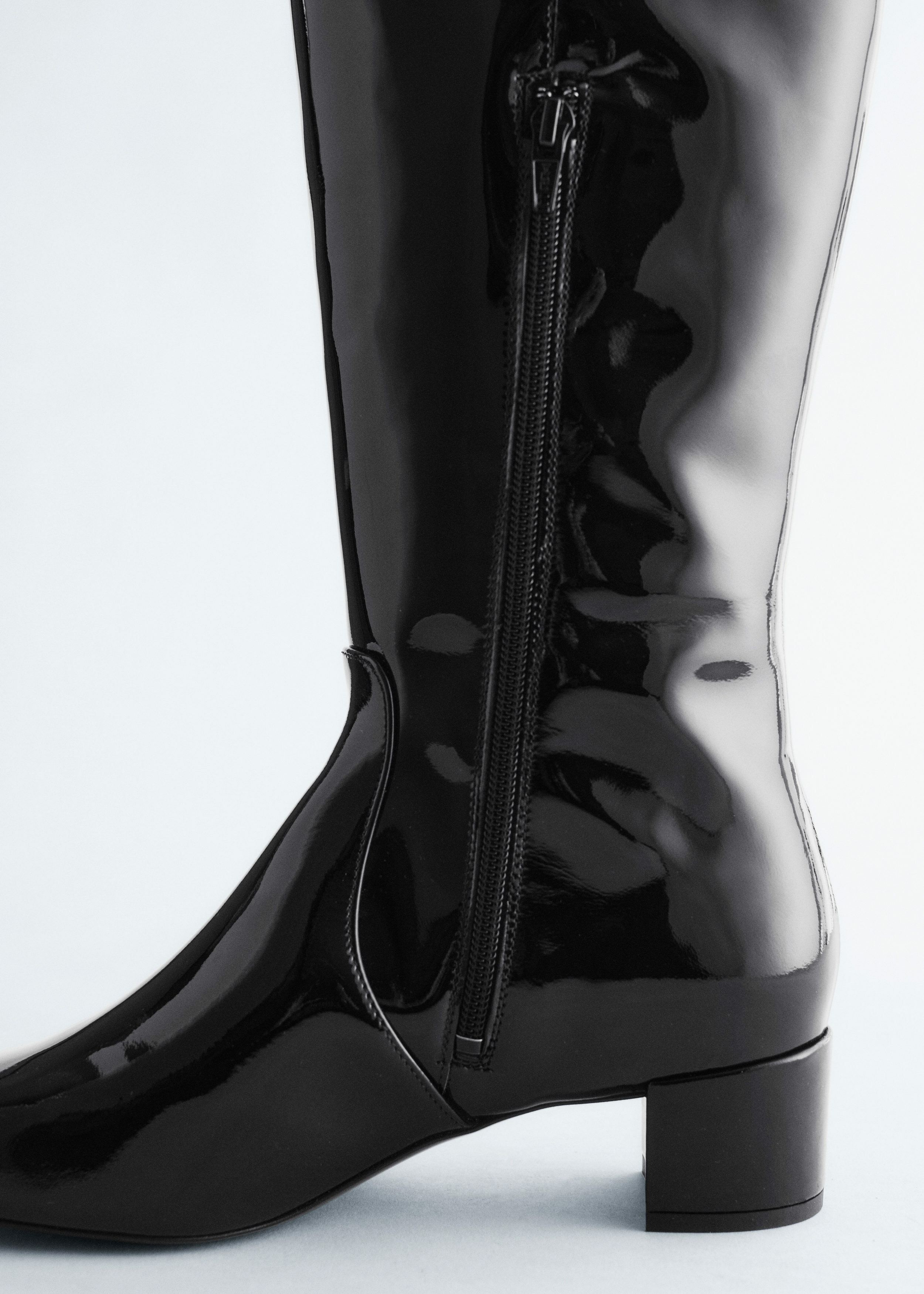 앤아더스토리즈 힐 레더 니 부츠의 블랙 페이턴트컬러 Product입니다.