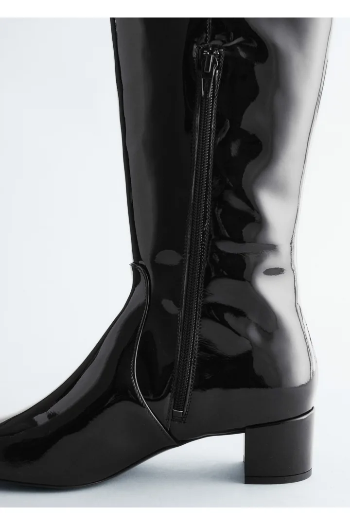 앤아더스토리즈 힐 레더 니 부츠의 블랙 페이턴트컬러 Product입니다.