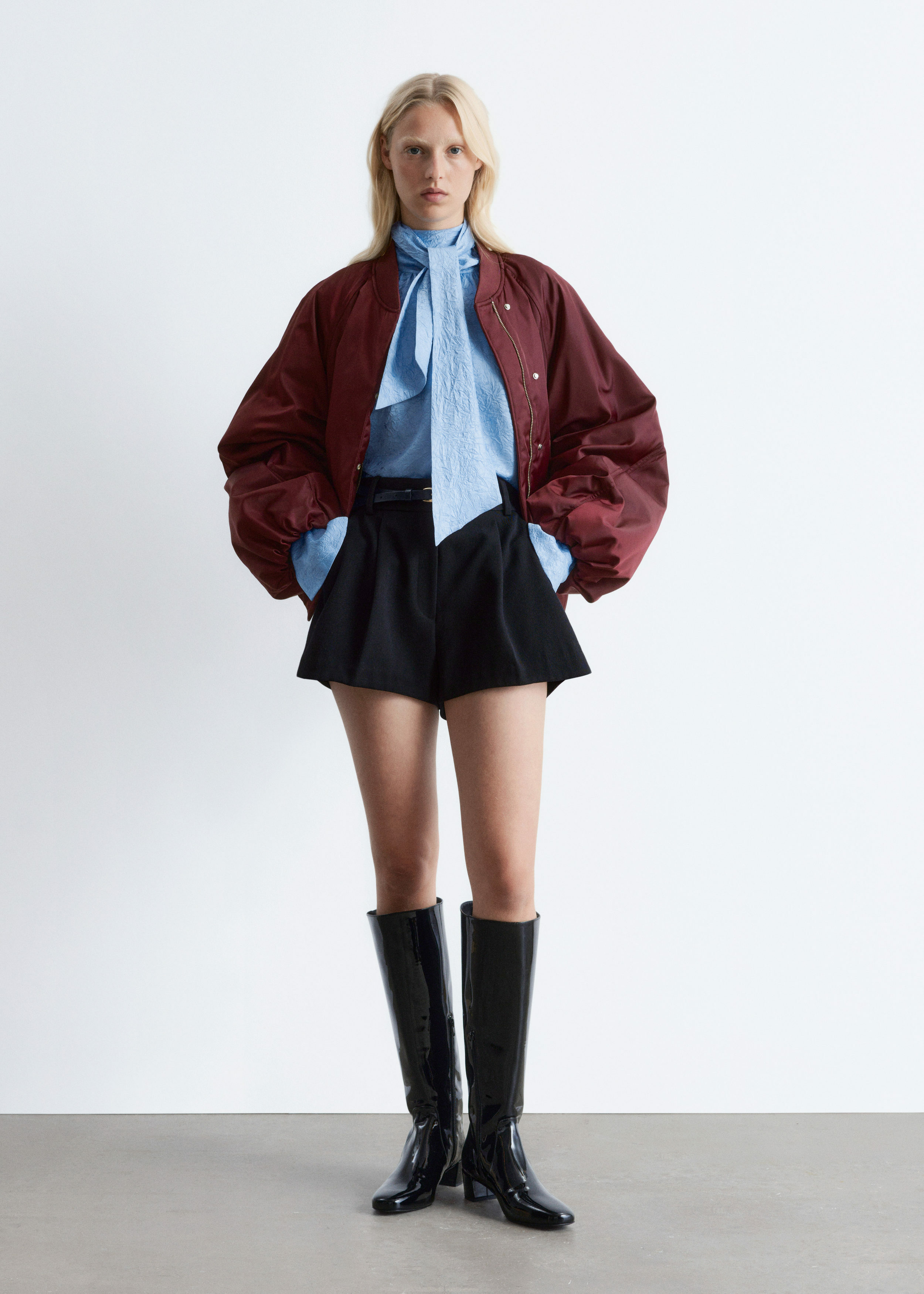 앤아더스토리즈 힐 레더 니 부츠의 블랙 페이턴트컬러 ECOMLook입니다.