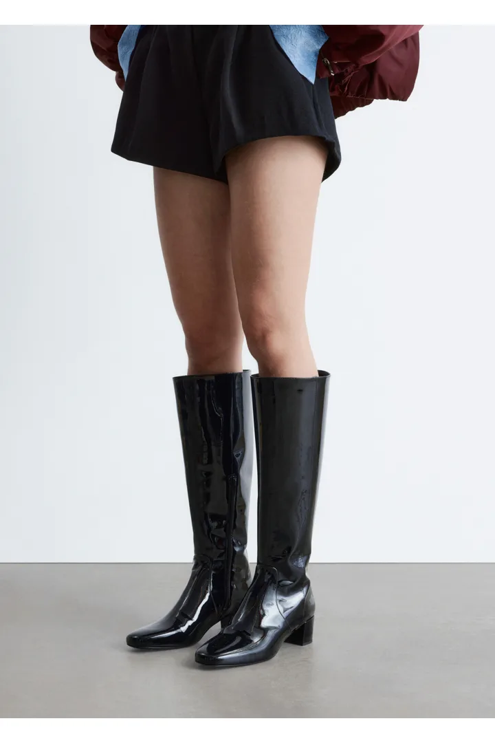 앤아더스토리즈 힐 레더 니 부츠의 블랙 페이턴트컬러 ECOMLook입니다.