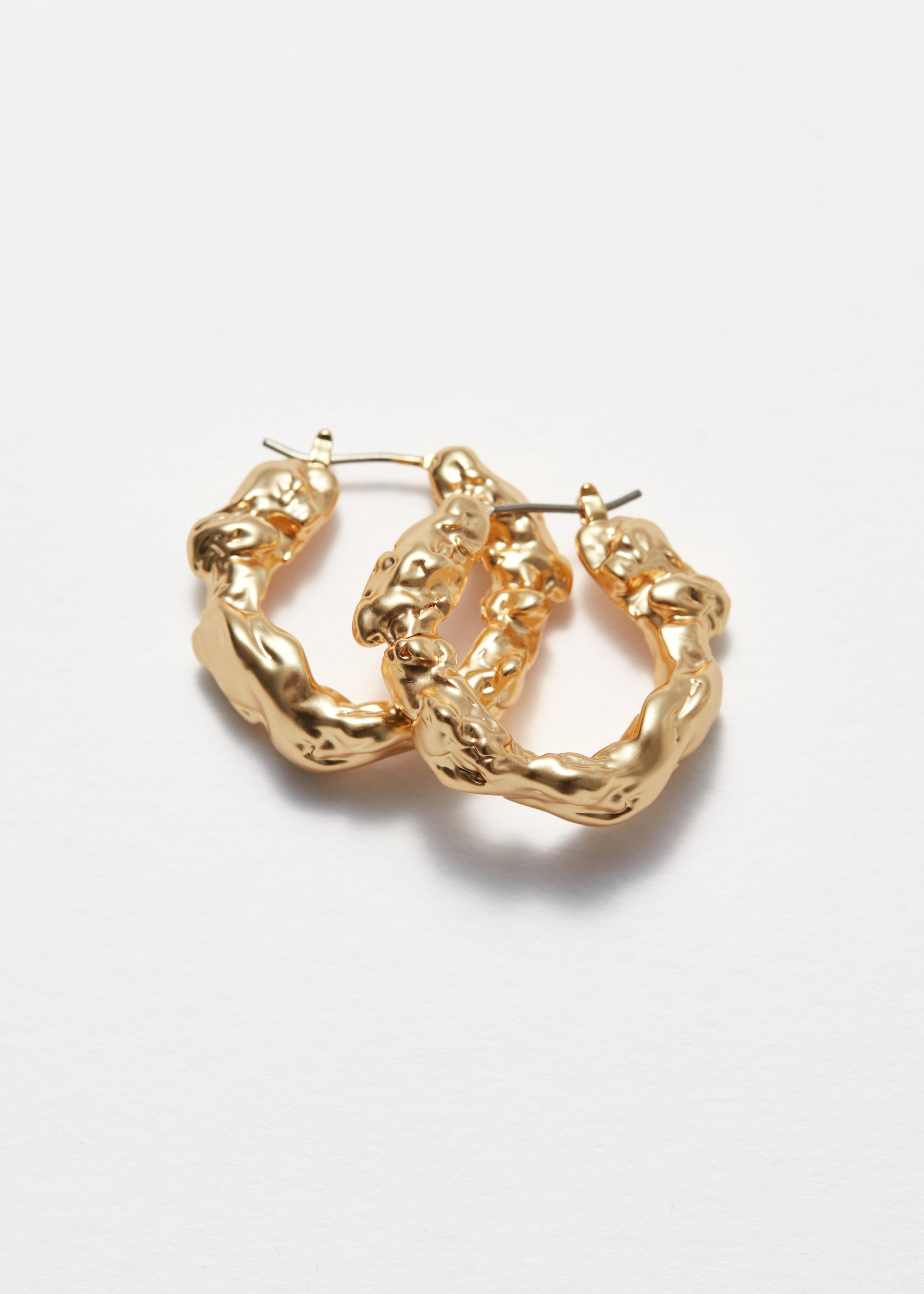 앤아더스토리즈 스컬프트 후프 이어링의 골드컬러 Product입니다.