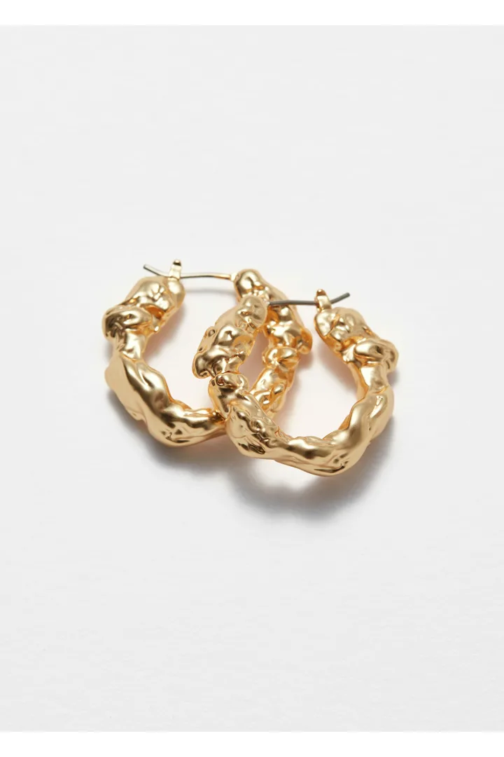 앤아더스토리즈 스컬프트 후프 이어링의 골드컬러 Product입니다.