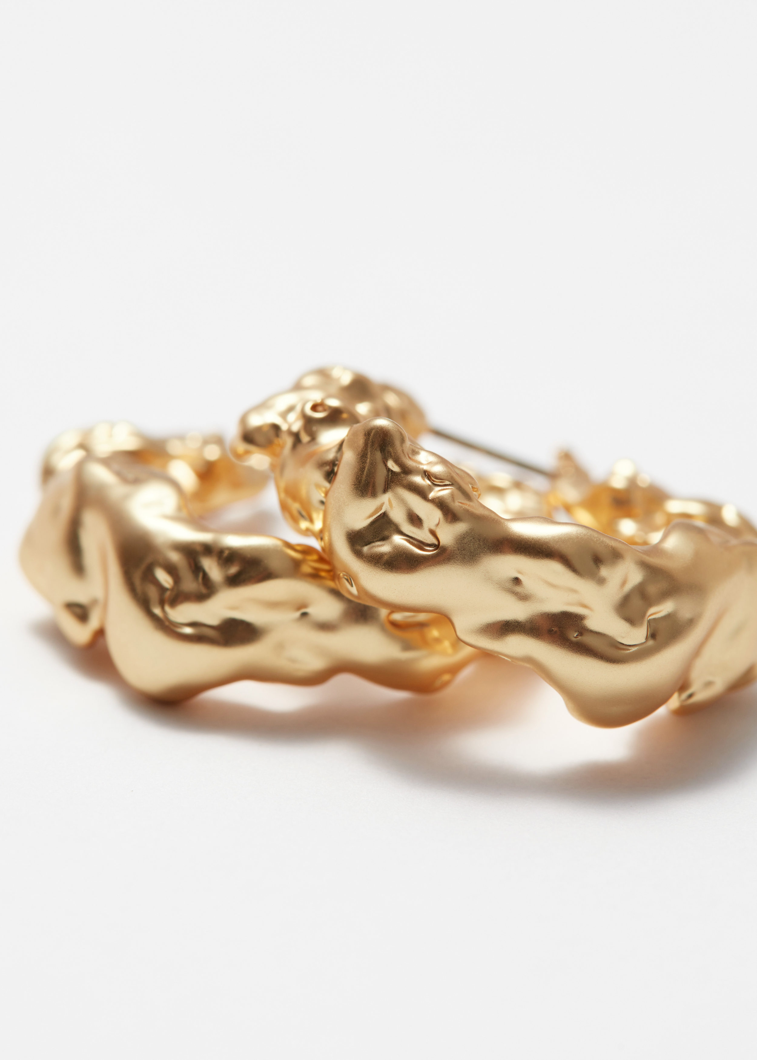 앤아더스토리즈 스컬프트 후프 이어링의 골드컬러 Detail입니다.