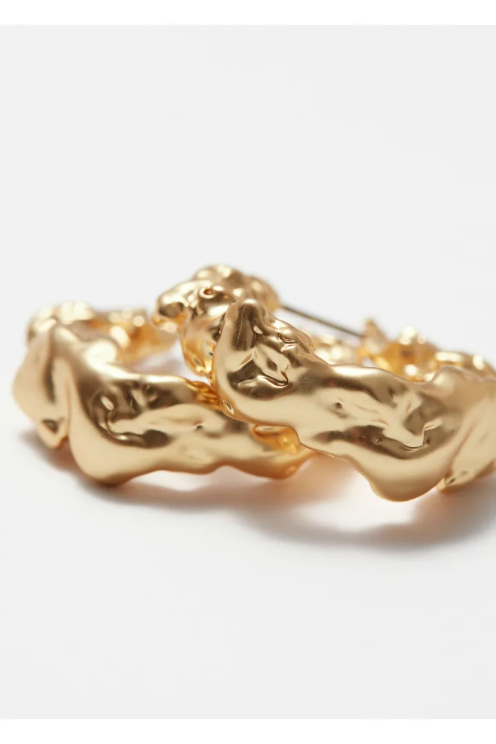 앤아더스토리즈 스컬프트 후프 이어링의 골드컬러 Detail입니다.