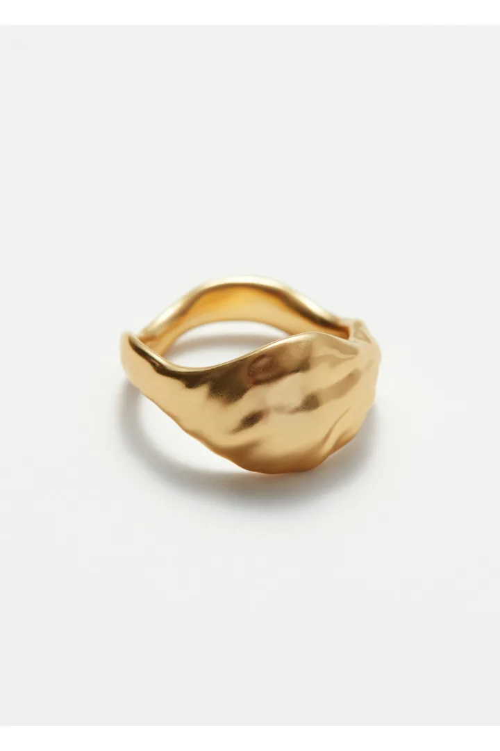 앤아더스토리즈 스컬프트 링의 골드컬러 Product입니다.