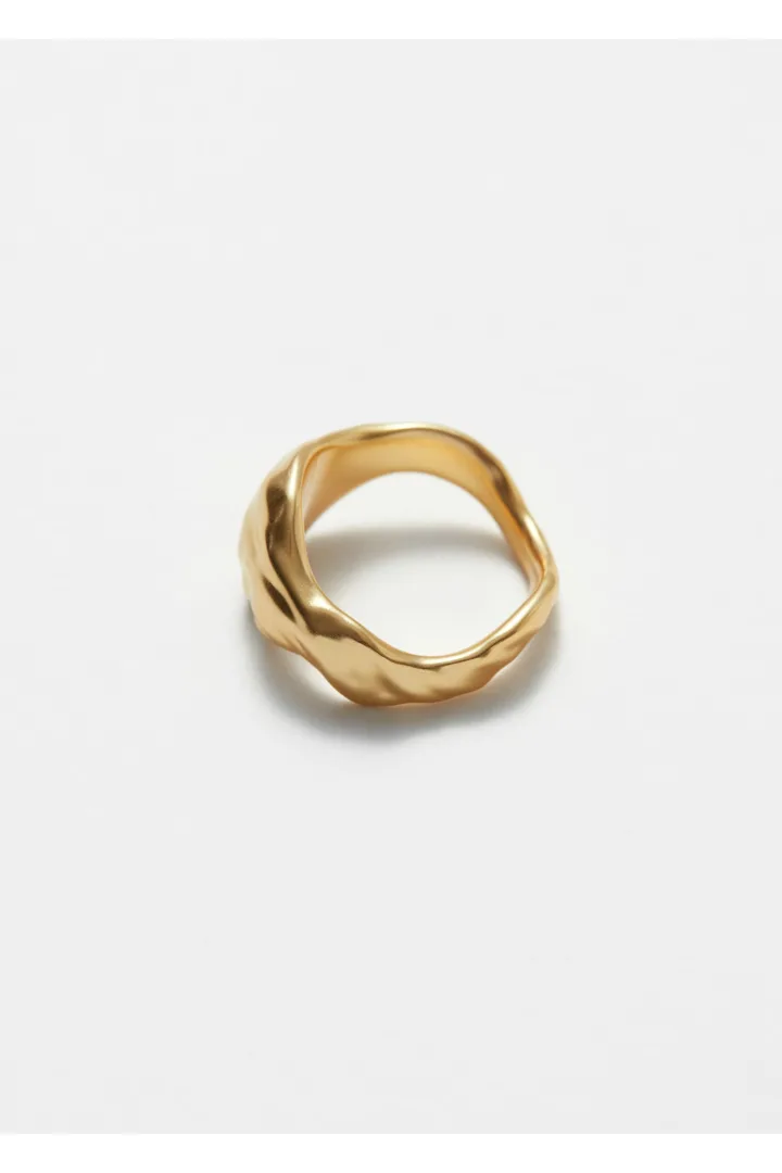 앤아더스토리즈 스컬프트 링의 골드컬러 Product입니다.